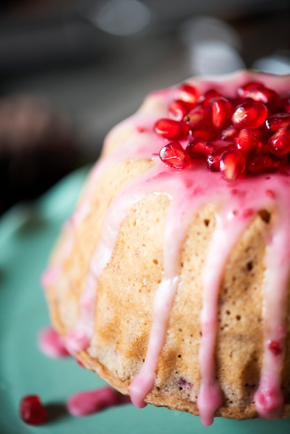 Kuppelförmiger Kuchen, garniert mit Granatapfel