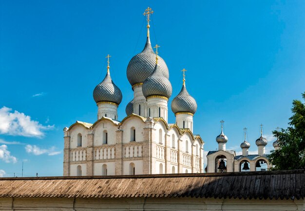 Kuppeln der Himmelfahrt-Kathedrale und Glockenturm mit Kremlglocken in Rostov dem Großen