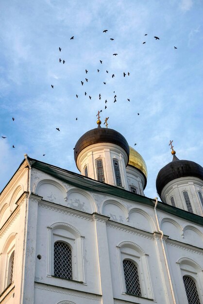 Foto kuppeln mit kreuzen in einer orthodoxen kirche