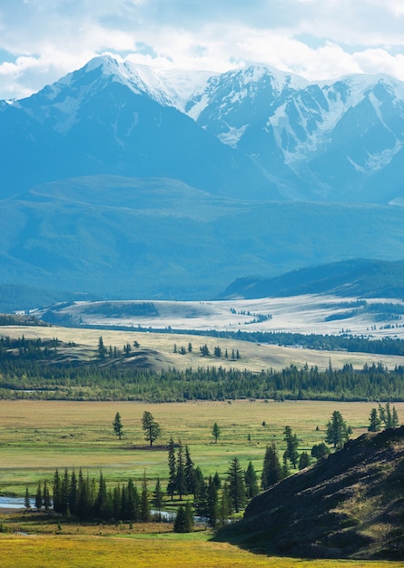 Kurai Steppe und Northchui Grat im Hintergrund Altai-Gebirge Russland