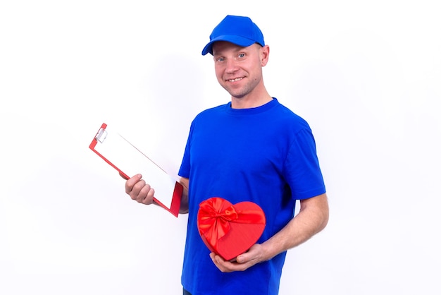 Kurier in blauer Uniform hält eine rote herzförmige Geschenkbox zum Valentinstag