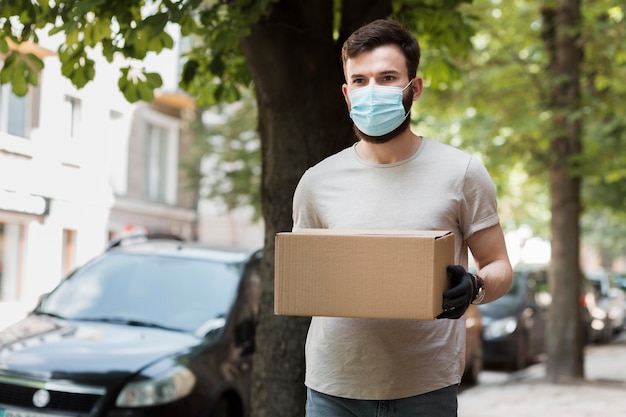 Kurier liefert ein Paket