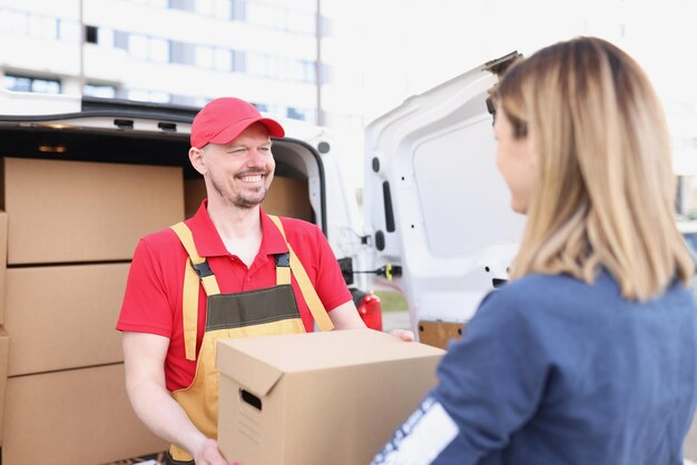 Kurier- und Empfängerfrau treffen sich, um Handel mit Zahlung und Paket zu machen