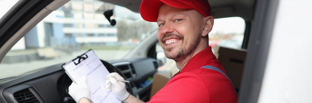 Kuriermann füllt Dokumente in Zwischenablage im Auto aus