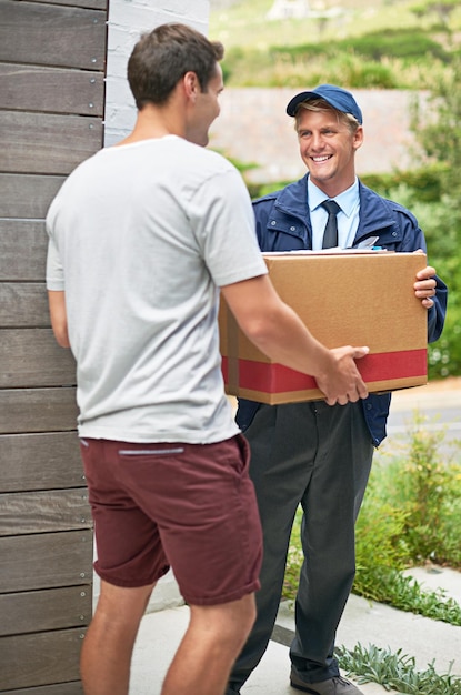 Foto kuriermann kunde und kiste für den dienst im haus lesen und glücklich für die lieferung versand und im freien person karton und paket mit papierarbeit für die verteilung oder lager in der lieferkette