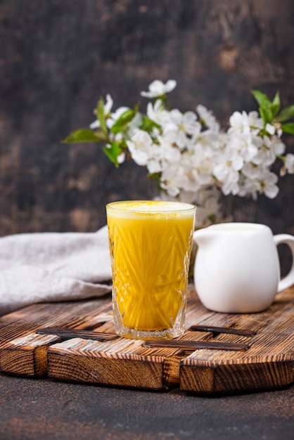 Kurkuma goldene Milch mit Gewürzen