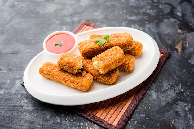 Kurkuri Paneer Finger oder Pakora, Pakoda-Snacks, auch bekannt als knusprige Hüttenkäse-Riegel, serviert mit Tomatenketchup als Vorspeise. selektiver Fokus