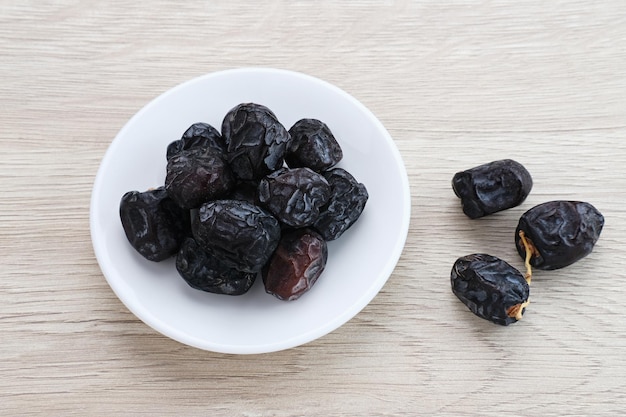 Kurma Ajwa Ajwa Dátiles Servido en plato pequeño Foco seleccionado