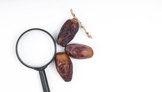 Kurma o dátiles secos aislado sobre fondo blanco.