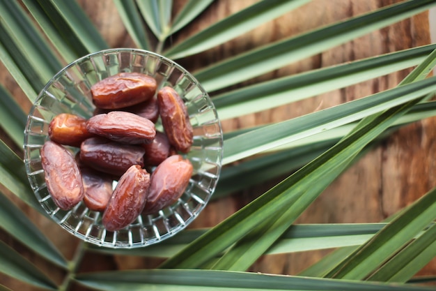 Kurma o fechas secas, fondo de madera del rosario.