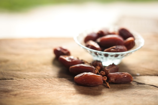 Kurma o fechas secas, fondo de madera del rosario.