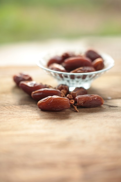 Kurma o fechas secas, fondo de madera del rosario.