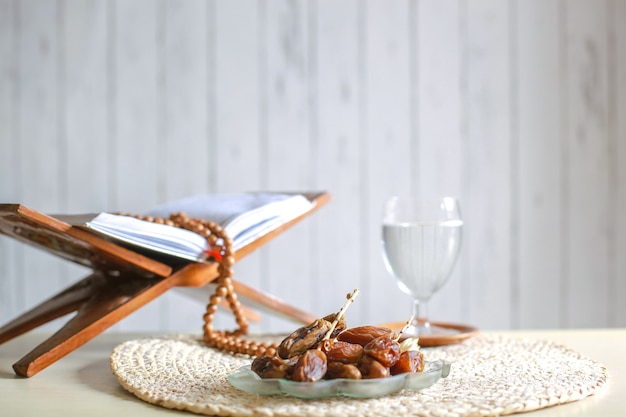 Kurma oder Dattelfrucht mit einem Glas Wasser