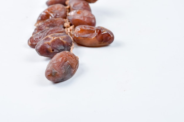 kurma ou fruta seca doce da palma isolada no fundo branco