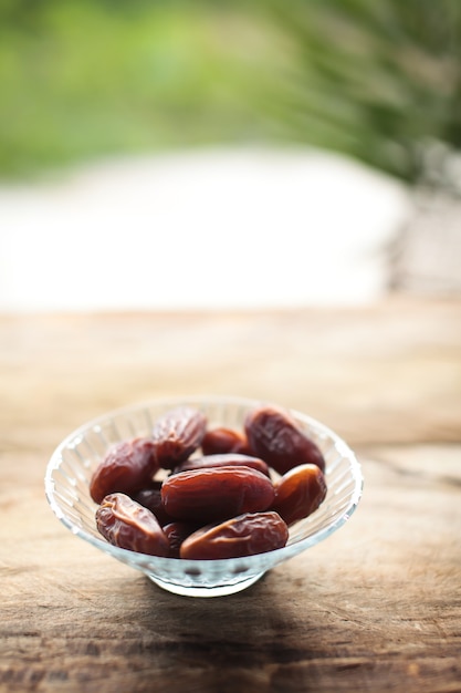 Kurma ou secas datas, fundo de madeira de rosário.