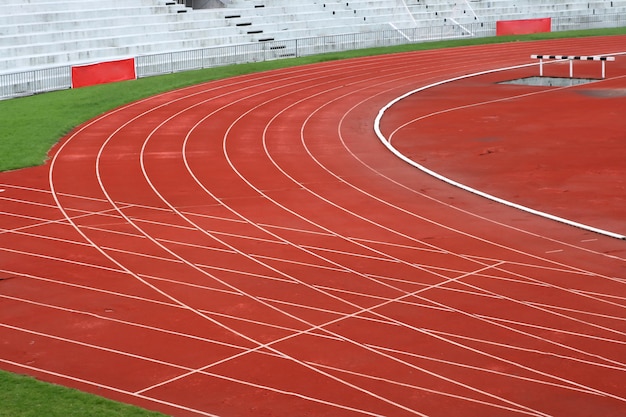 Kurve der Rennstrecke im großen Fußballstadion