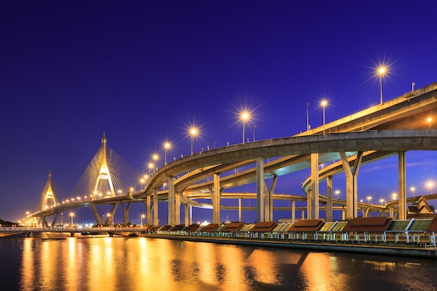 Kurve der Schnellstraße am Fluss in Bangkok bei Nacht