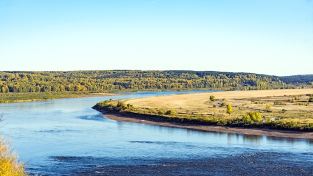 Kurve des Tom River im Herbst von Lagerniy Sad. Tomsk. Russland.
