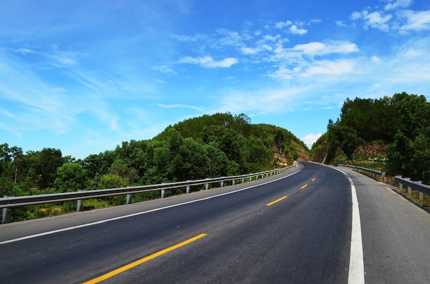 Foto kurve straße in der landschaft