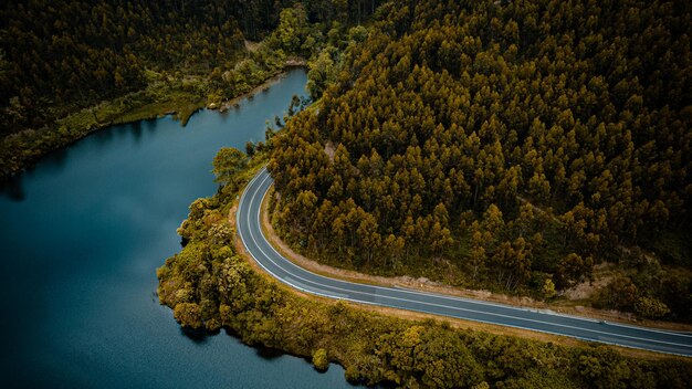 KURVENGEBIRGSSTRASSE MIT SEE AUS LUFTAUFNAHME MIT DROHNE