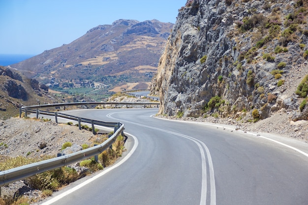 Kurvenreiche Asphaltstraße, die in die Berge führt