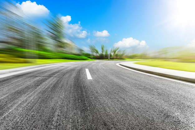 kurvenreiche Autobahn und blauer Himmel