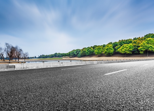 kurvenreiche Autobahn und blauer Himmel