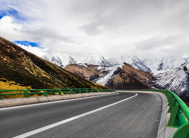 kurvenreiche Autobahn und blauer Himmel