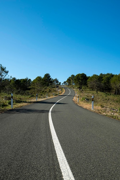 Kurvenreiche Bergstraße zwischen dem Dorf Pego und Vall d'Ebo Marina Alta Costa Blanca Alicante