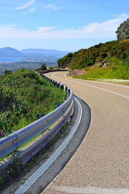 Kurvenreiche Straße in der sardischen Landschaft Italien