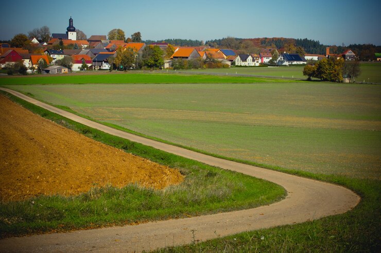 Foto kurverreicher weg durch felder zu einem dorf