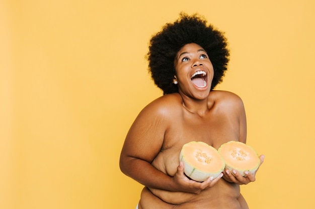 Kurvige Afroamerikanerfrau mit Melonen