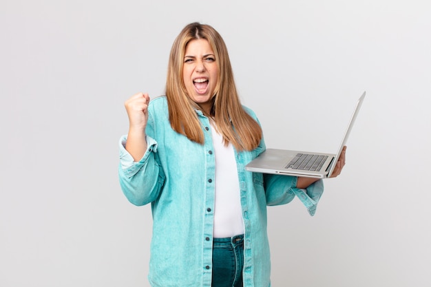 Kurvige hübsche Frau mit einem Laptop