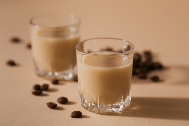 Kurze Gläser Irish Cream Liquor oder Coffee Liqueur mit Kaffeebohnen. Winterurlaub Dekorationen