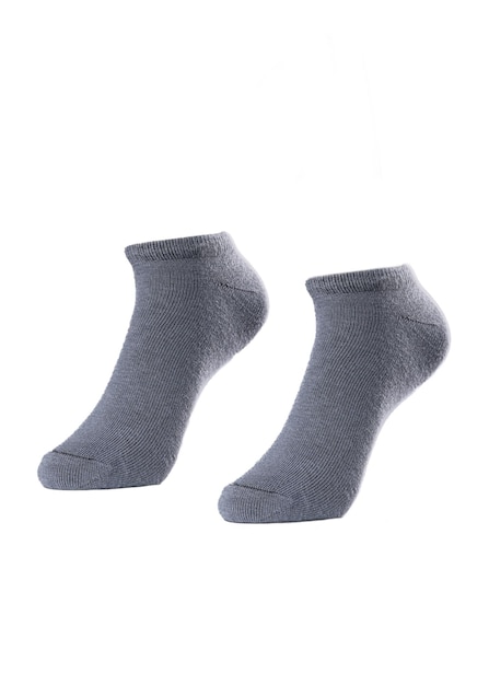 Kurze schwarze Socken auf einem weißen isolierten Hintergrund