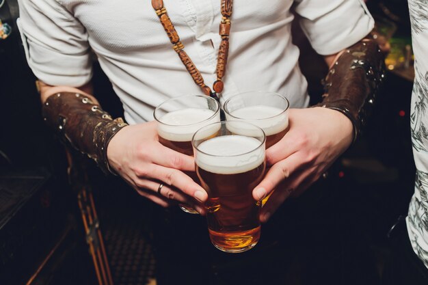 Foto kurzer schuss eines mannes, der ein glas bier copyspace volles glas bier in der hand eines mannes an der bar erholung hält brauen leckere köstliche kühle erfrischende menschen feier barkeeper arbeiten.