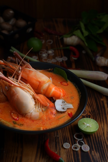 Kurzer Schuss von Tom Yum Goong mit Garnelen und scharfer Suppe und thailändischen Kräuterzutaten