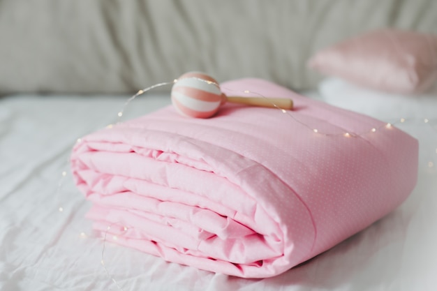Kuscheliges Babybett mit rosa Patchworkdecke