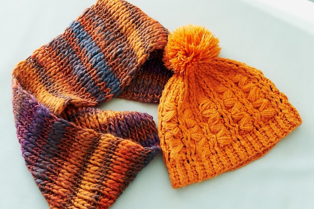 Kuscheliges Häkelset in Orange Schal und Mütze mit Bommeln gestrickt