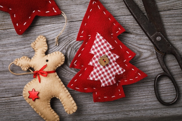 Kuscheltiere aus Filz für Weihnachtsfeiertage mit eigenen Händen gemacht Draufsicht