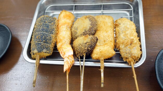 Foto kushikatsu osaka berühmte food stick gebratenes fleisch und gemüsedip nur einmal