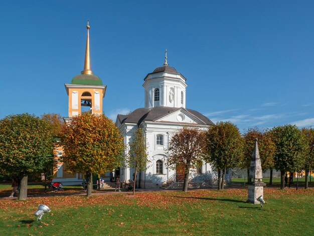 Kuskovo Manor Church del Salvador de los Misericordiosos en otoño