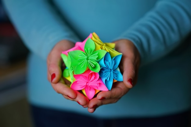 Kusudama origami sosteniendo en las manos