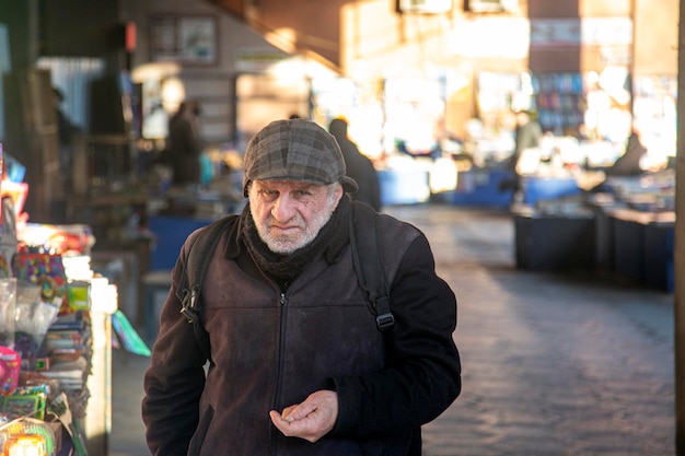 Kutaisi Georgia 3 de febrero de 2020 Un anciano con la cara arrugada en la calle de una ciudad georgiana