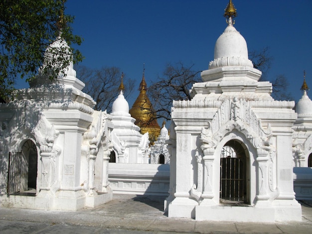Kuthodaw Pagoda o maior livro do mundo Mandalay Myanmar