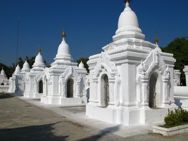 Kuthodaw Pagoda o maior livro do mundo Mandalay Myanmar