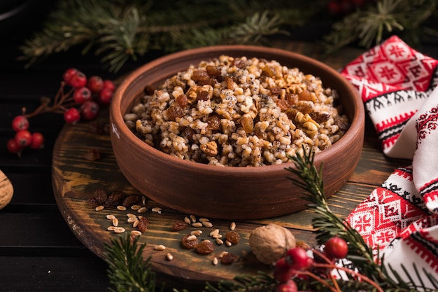 Kutja. Traditionelles slawisches Weihnachtsgericht Kutia-Brei aus Weizenkörnern, Mohn, Nüssen, Rosinen und Honig. Ostorthodoxe Christen in der Ukraine, Weißrussland und Russland.