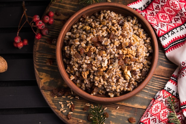 Kutja. Traditionelles slawisches Weihnachtsgericht Kutia-Brei aus Weizenkörnern, Mohn, Nüssen, Rosinen und Honig. Ostorthodoxe Christen in der Ukraine, Weißrussland und Russland.