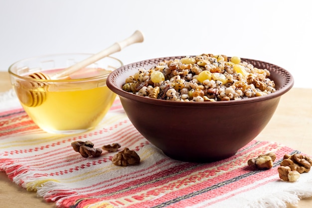 kutya es un plato de cereales ceremonial servido por cristianos ortodoxos orientales durante la Navidad