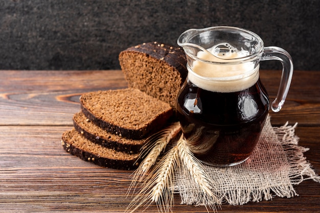 Kvass com pão de centeio em fundo de madeira